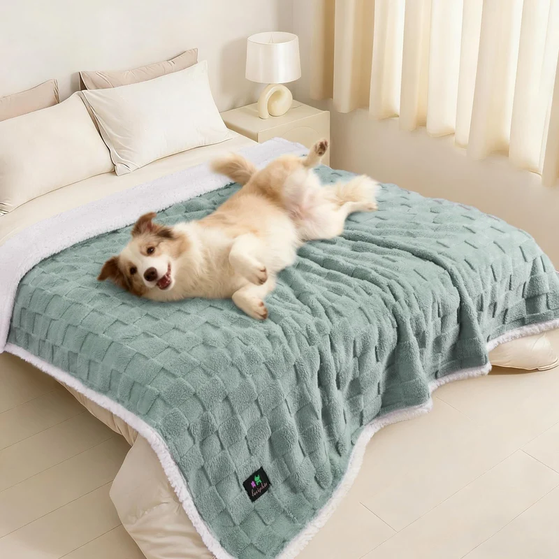 Luciphia Couverture Imperméable pour Chien – Grand Modèle 216×145 cm, Lavable, Doux Sherpa, Protégez Canapé Vert et Blanc
