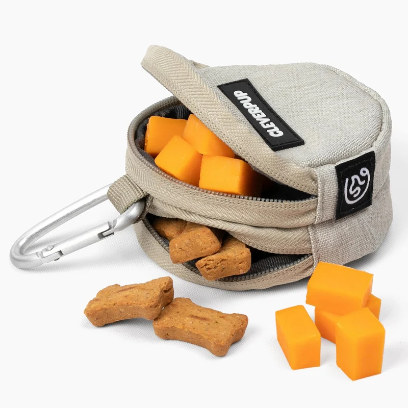 Cleverpup Snackpack – Pochette isolante pour friandises (1,5 tasses), 2 poches étanches sans BPA, mousqueton – Sac compact pour entraînement et voyage – Sable