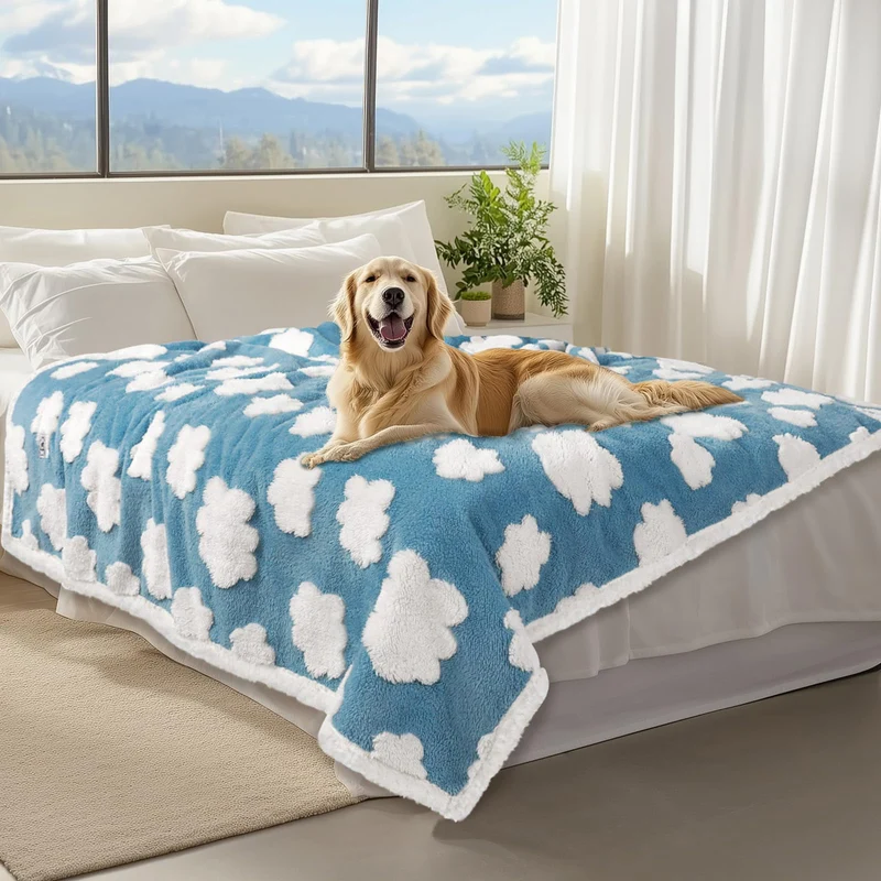 Luciphia Couverture Imperméable pour Chiens – Douce Peluche, Fleurs 3D, Bleu Nuage, 85x57 pouces