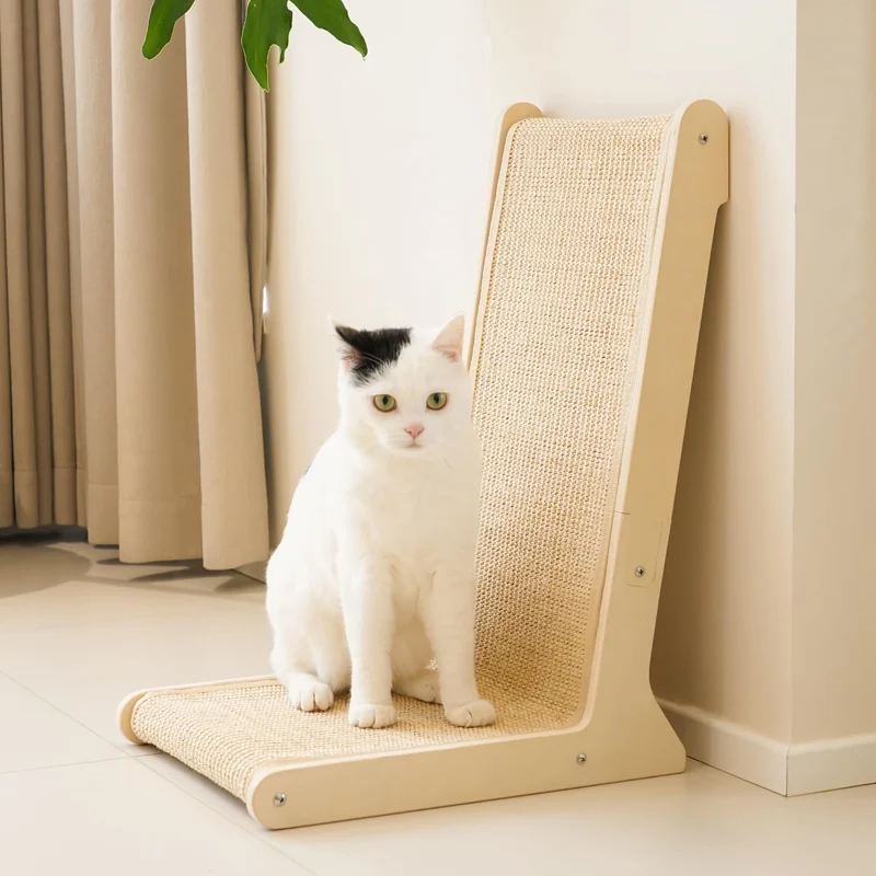 PETKARAY – Grattoir Sisal 105° pour Chats d'Intérieur | Planche de Grattage en L, Base Bois Robuste, Avec Herbe à Chat