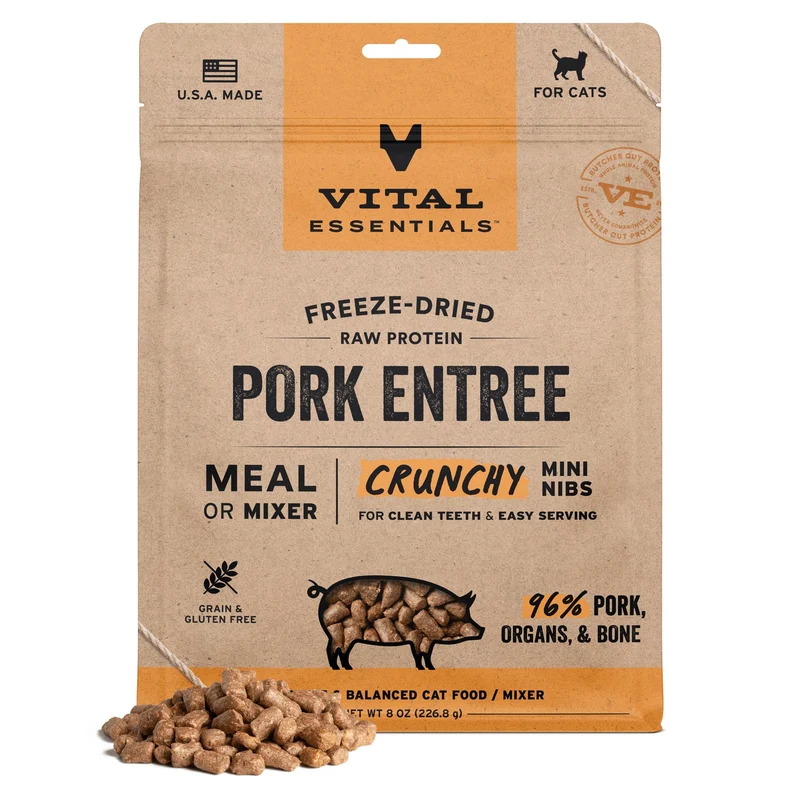 Vital Essentials – Alimentation chat : Morceaux de porc lyophilisés croquants (Mini Nibs) | Repas complet ou topping | 96% porc, organes et os | Ingrédients limités, haute protéine, sans céréales | Sac 8 oz