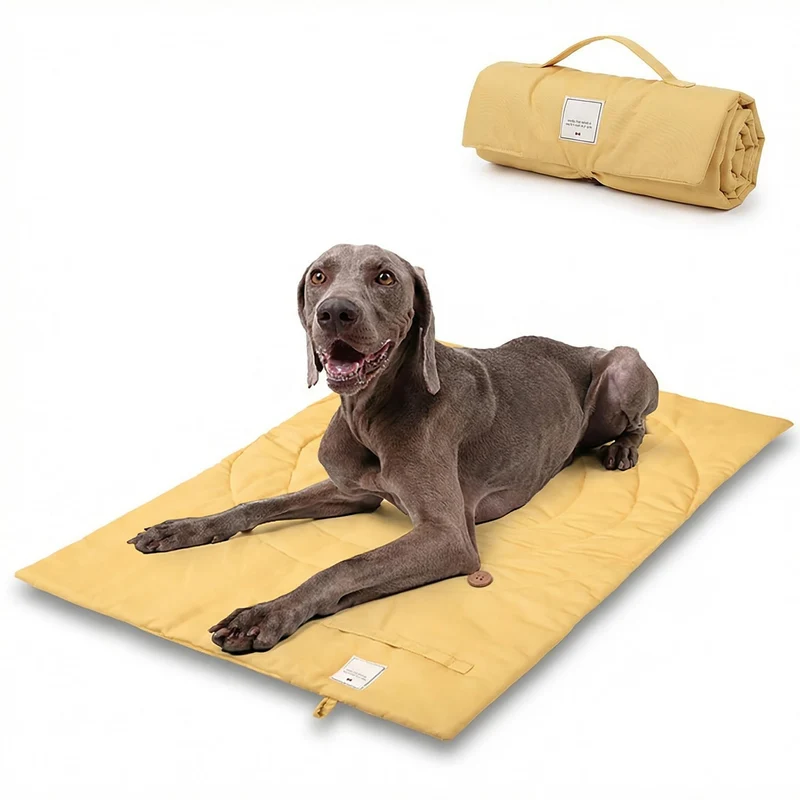 Lit de voyage pour chien MikooMikoo – Tapis de camping impermeable 95x65 cm, portable avec poignée (jaune)