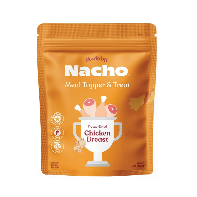 Made by Nacho – Garniture lyophilisée de poitrine de poulet pour chats, texture croustillante, 3,5 oz | Protéines élevées et poulet biologique sans cage