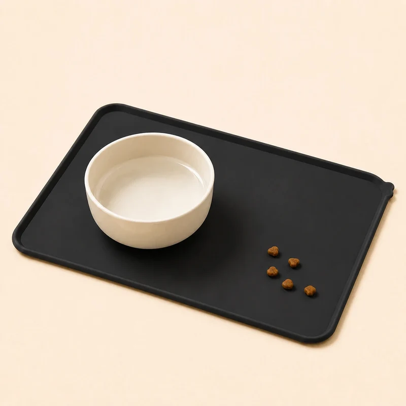 Tapis silicone anti-débordement noir pour gamelle et fontaine chat - 48 × 30 cm