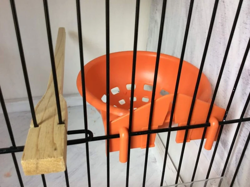 Nid en plastique orange avec crochets 12cm